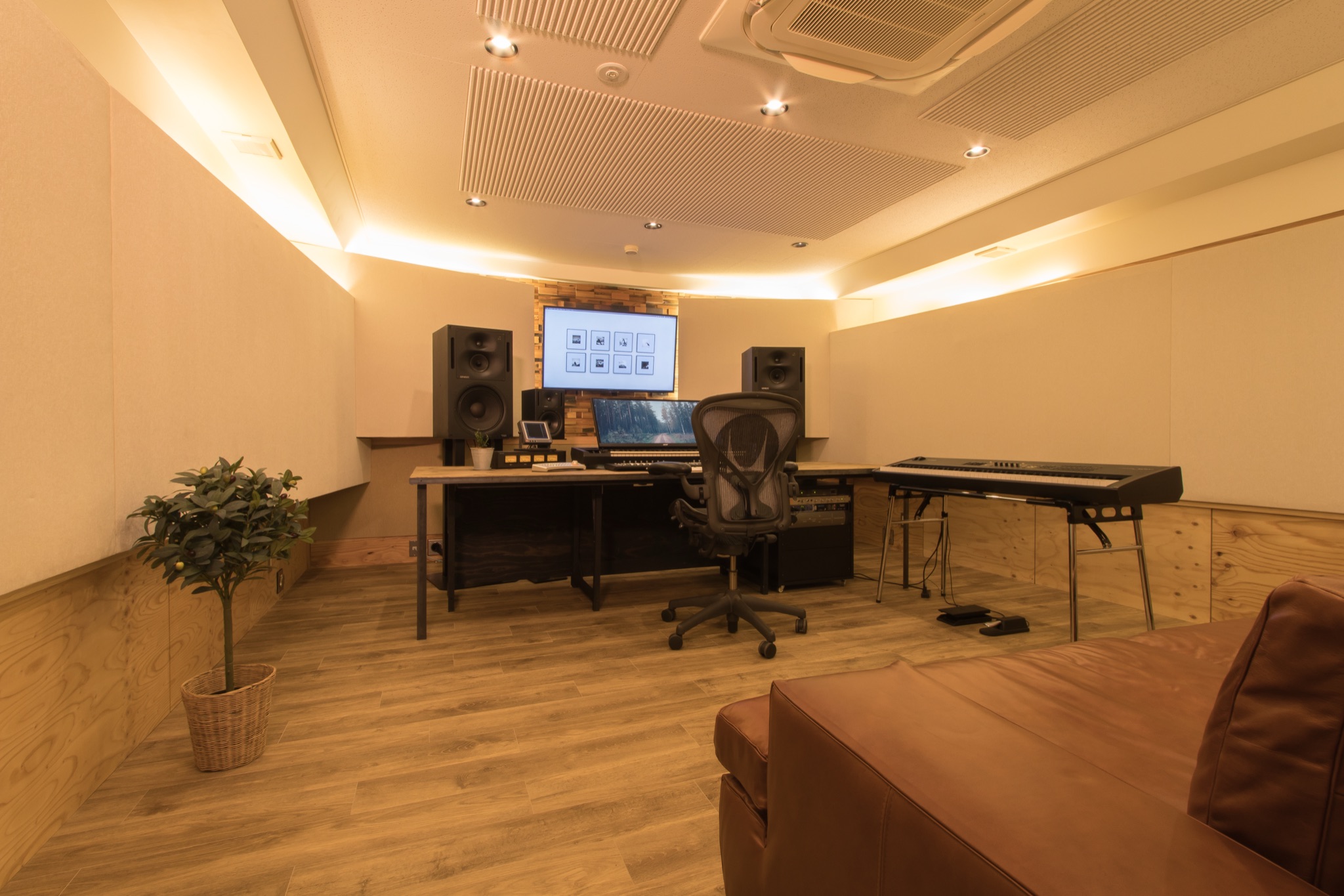 MYXX-UP studio — full room view